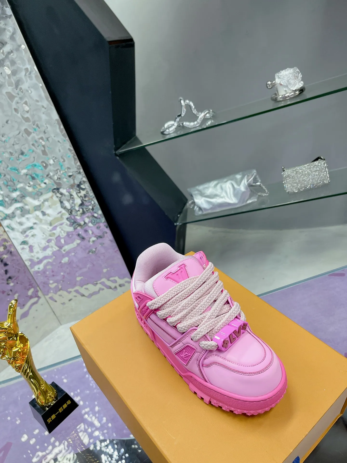 Men's shoes 💰1020❤️❤️❤️ LV donkey brand L's latest catwalk models Chubby Chubby Chubby Chubby TRAINER MAXI bread shoes Skateboard shoes Casual Couple models Sports shoes DIY beading Original purchase and development Production This LV Trainer Maxi sneaker is made of soft cow leather, with a large silhouette and convex outsole to reinterpret the original LV Trainer sneaker design, interpreting the inspiration of retro basketball shoes. Rubber LV monogrammed upper, Monogram floral outsole. Exquisite packaging at the delivery counter 🛍📦 ▪️Fabrics: Original customized imported first-layer cowhide ▪️Lining: Original customized breathable mesh lining ▪️Outsole: Original open-molded TPU combination outsole ▪️Sole thickness: 4CM ▪️Size: Women's 35-41 Men's 39-45